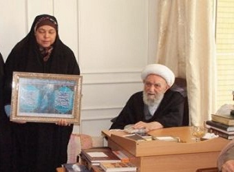 از بانوی رهیافته اندونزیایی، که آغازگر پروژه اهدای گل به مردم اندونزی بود، تقدیر شد 364235_orig-492×250